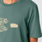 Tshirt homme manche courte coton biologique couleur vert jade avec le dessin d'un poisson en forme de vélo qui mange un 4x4 avec une sérigraphie beige.