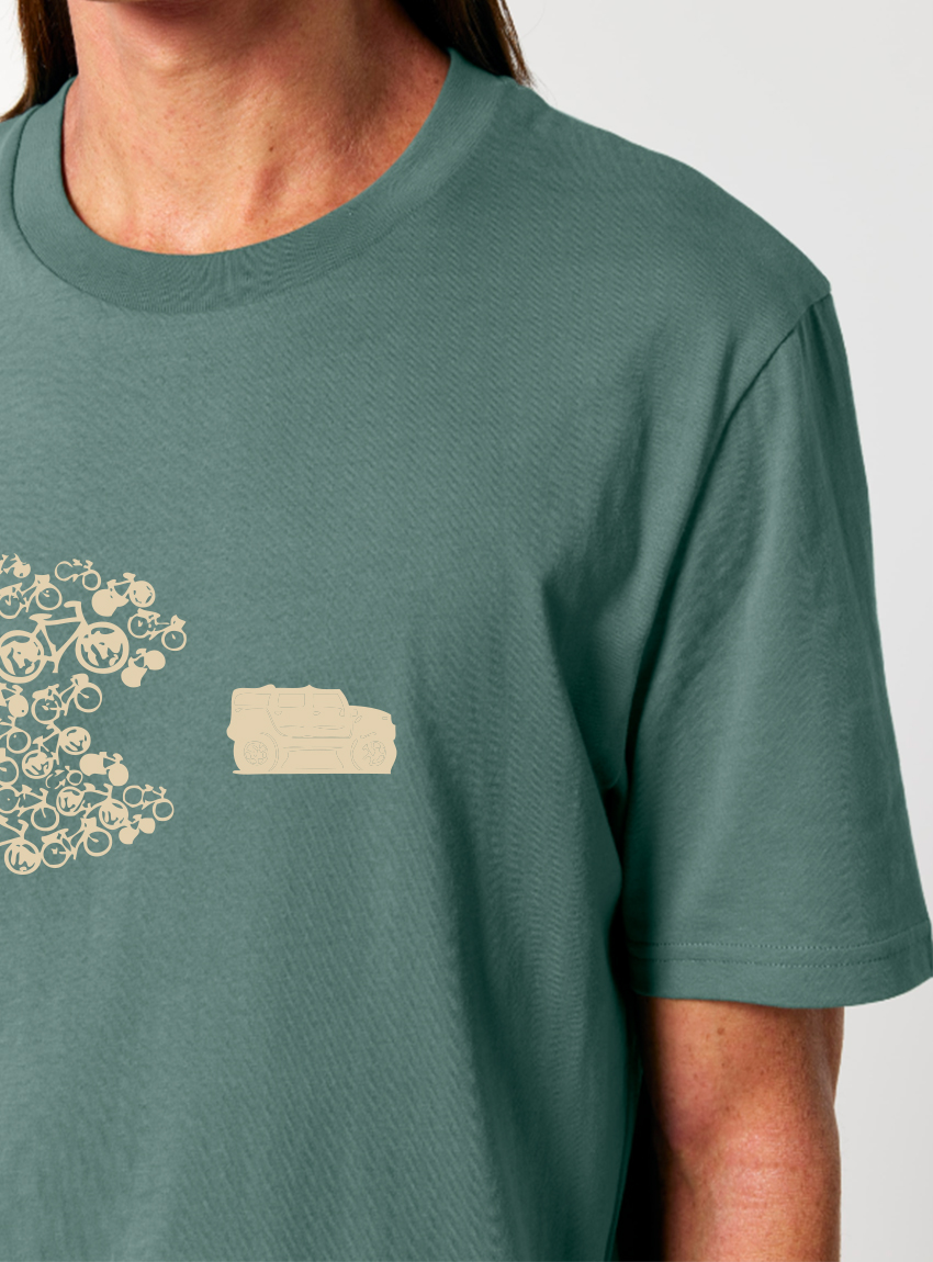 Tshirt homme manche courte coton biologique couleur vert jade avec le dessin d'un poisson en forme de vélo qui mange un 4x4 avec une sérigraphie beige.