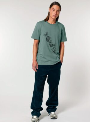 Tshirt homme manche courte en coton biologique de couleur vert jade avec un dessin représentant les cinq éléments en sérigraphie de couleur noir.