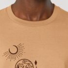 Tshirt homme manche courte en coton biologique de couleur noisette avec un dessin représentant les cinq éléments en sérigraphie de couleur marron.