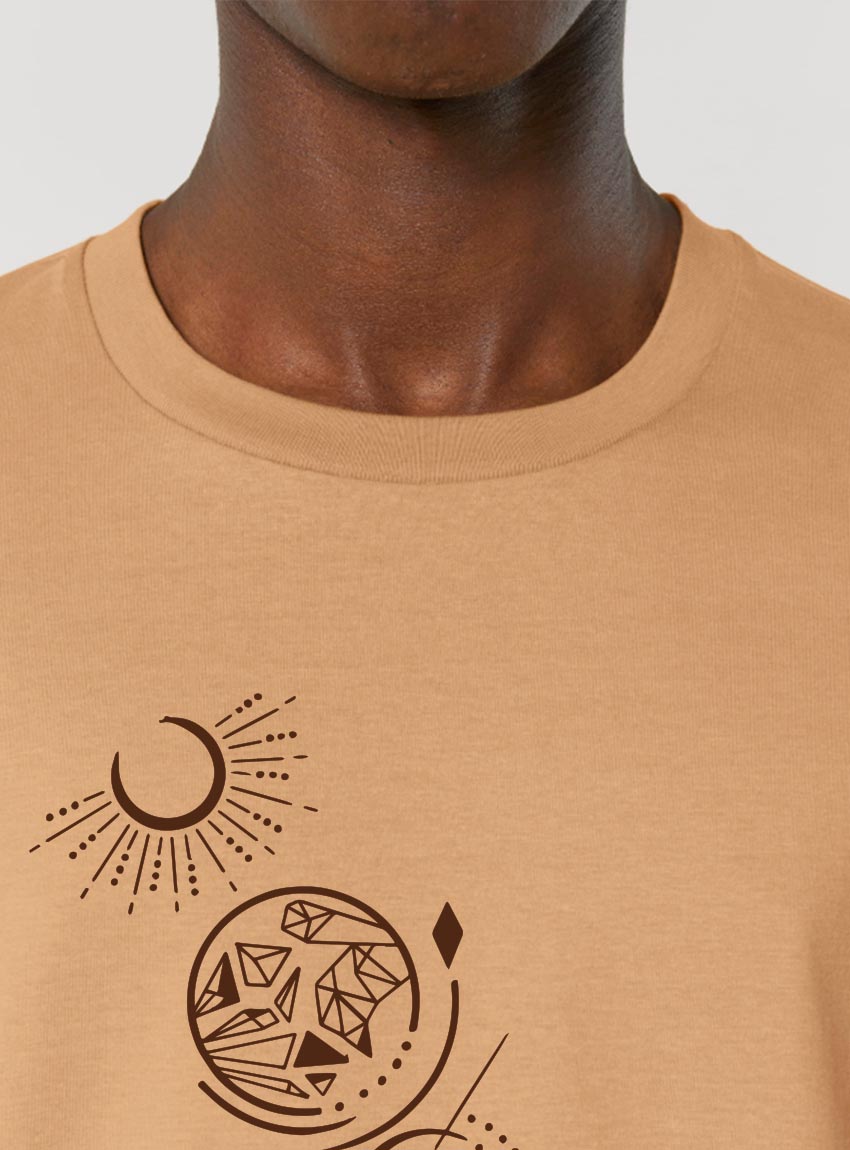 Tshirt homme manche courte en coton biologique de couleur noisette avec un dessin représentant les cinq éléments en sérigraphie de couleur marron.