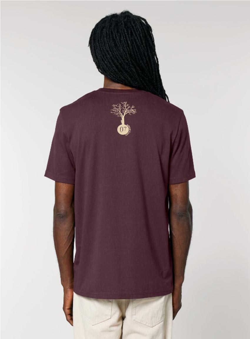 Tshirt homme manche courte en coton biologique de couleur aubergine vue de dos avec le dessin de la marque entre les épaules.