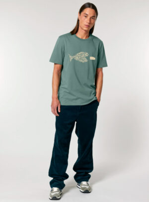 Tshirt homme manche courte coton biologique couleur vert jade avec le dessin d'un poisson en forme de vélo qui mange un 4x4 avec une sérigraphie beige.