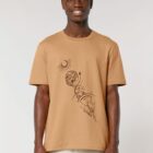 Tshirt homme manche courte en coton biologique de couleur noisette avec un dessin représentant les cinq éléments en sérigraphie de couleur marron.