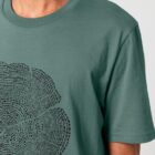 Tshirt homme manche courte en coton biologique de couleur vert jade avec le dessin d'une coupe de bois formée par des petits animaux la sérigraphie est de couleur noir.