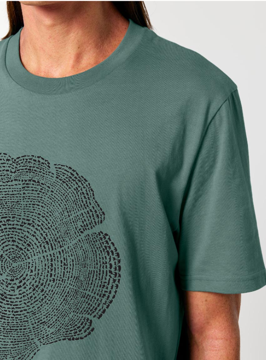 Tshirt homme manche courte en coton biologique de couleur vert jade avec le dessin d'une coupe de bois formée par des petits animaux la sérigraphie est de couleur noir.