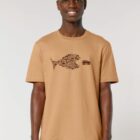 Tshirt homme manche courte coton biologique couleur noisette avec le dessin d'un poisson en forme de vélo qui mange un 4x4 avec une sérigraphie marron.