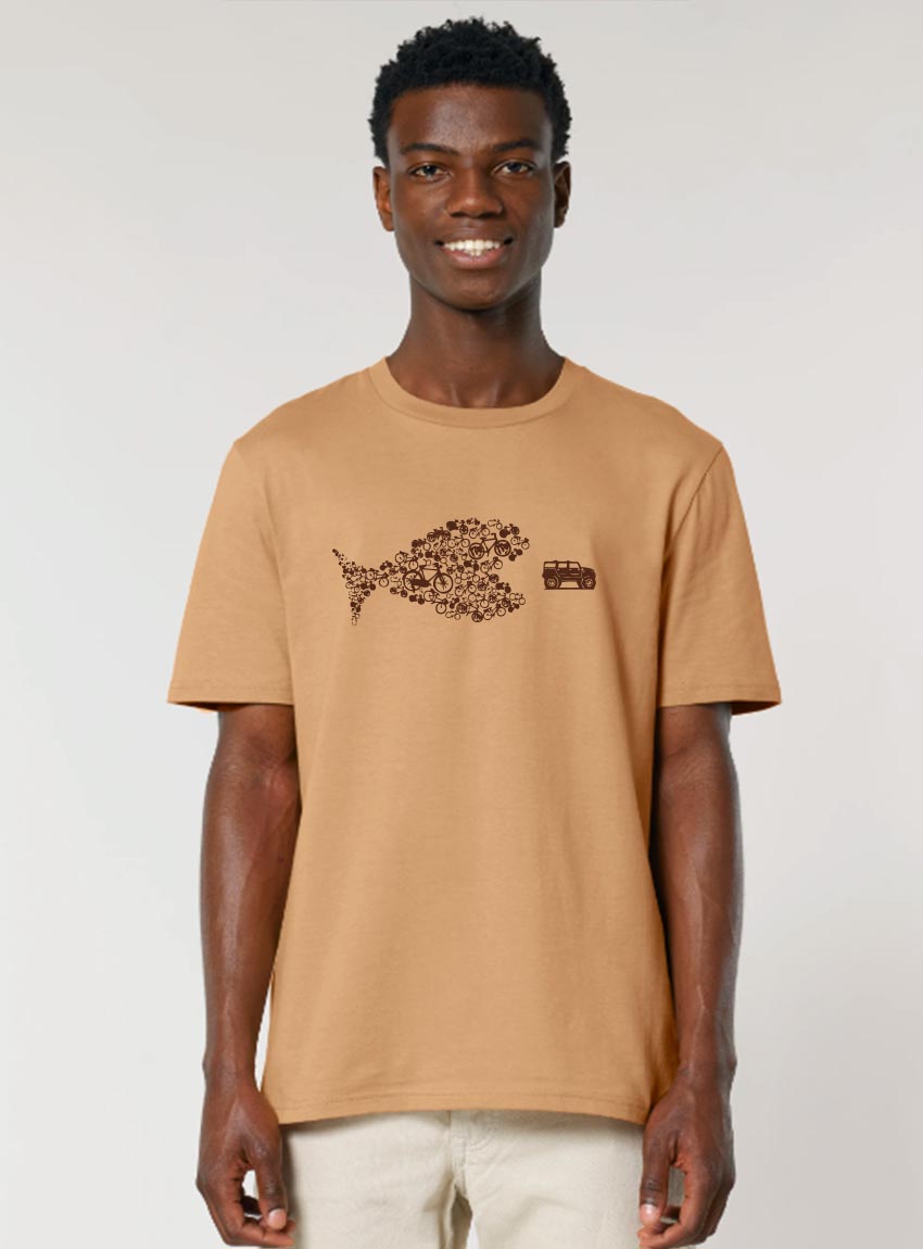 Tshirt homme manche courte coton biologique couleur noisette avec le dessin d'un poisson en forme de vélo qui mange un 4x4 avec une sérigraphie marron.