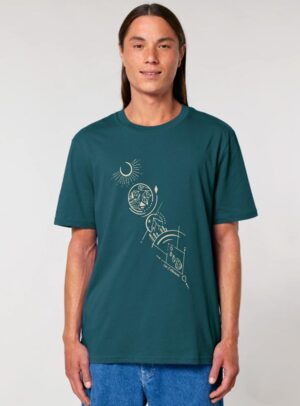 Tshirt homme manche courte en coton biologique de couleur ardoise avec un dessin représentant les cinq éléments en sérigraphie de couleur noir.