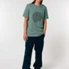 Tshirt homme manche courte en coton biologique de couleur vert jade avec le dessin d'une coupe de bois formée par des petits animaux la sérigraphie est de couleur noir.