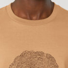 Tshirt homme manche courte en coton biologique de couleur noisette avec le dessin d'une coupe de bois formée par des petits animaux la sérigraphie est de couleur marron.