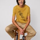 Tshirt homme manche courte en coton biologique de couleur ocre avec un dessin représentant les cinq éléments en sérigraphie de couleur noir.