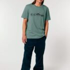 Tshirt homme manche courte en coton biologique avec un dessin représentant les éléments de la nature sur une ligne avec l'inscription des racines aux étoiles de couleur vert jade et de sérigraphie noir.