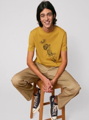 Tshirt homme manche courte en coton biologique de couleur ocre avec un dessin représentant les cinq éléments en sérigraphie de couleur noir.
