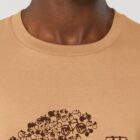 Tshirt homme manche courte coton biologique couleur noisette avec le dessin d'un poisson en forme de vélo qui mange un 4x4 avec une sérigraphie marron.