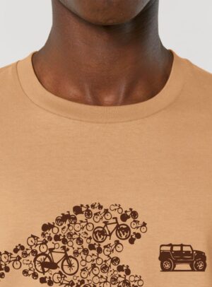 Tshirt homme manche courte coton biologique couleur noisette avec le dessin d'un poisson en forme de vélo qui mange un 4x4 avec une sérigraphie marron.