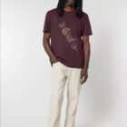 Tshirt homme manche courte en coton biologique de couleur aubergine avec un dessin représentant les cinq éléments en sérigraphie de couleur beige.