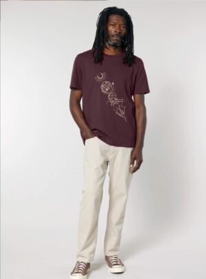 Tshirt homme manche courte en coton biologique de couleur aubergine avec un dessin représentant les cinq éléments en sérigraphie de couleur beige.