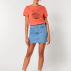 Tshirt femme manche courte en coton biologique, couleur corail avec dessin de fleurs en teinture marron.