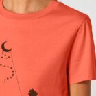Tshirt femme manche courte de coton biologique couleur corail avec dessin d'une lune et d'un cerf volant et la sérigraphie de couleur marron.