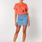 Tshirt femme manche courte de coton biologique couleur corail avec dessin d'une lune et d'un cerf volant et la sérigraphie de couleur marron.