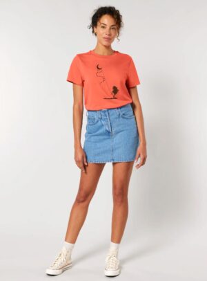 Tshirt femme manche courte de coton biologique couleur corail avec dessin d'une lune et d'un cerf volant et la sérigraphie de couleur marron.