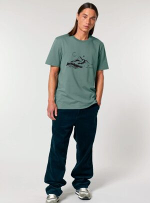 Tshirt homme manche courte en coton biologique couleur vert jade avec le dessin d'une montagne et inscrit silence de sérigraphie noir.