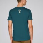 Tshirt homme manche courte en coton biologique de couleur ardoise vue de dos avec le dessin de la marque entre les épaules.