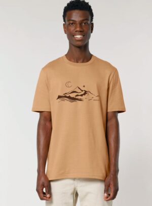 Tshirt homme manche courte en coton biologique couleur noisette avec le dessin d'une montagne et inscrit silence de sérigraphie marron.