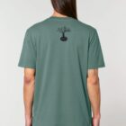 Tshirt homme manche courte en coton biologique de couleur vert jade vue de dos avec le dessin de la marque entre les épaules.