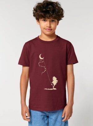Tshirt enfant manche courte en coton biologique. De couleur bordeau avec le dessin d'une arbre et d'un cerf volant. La couleur de la sérigraphie est beige.