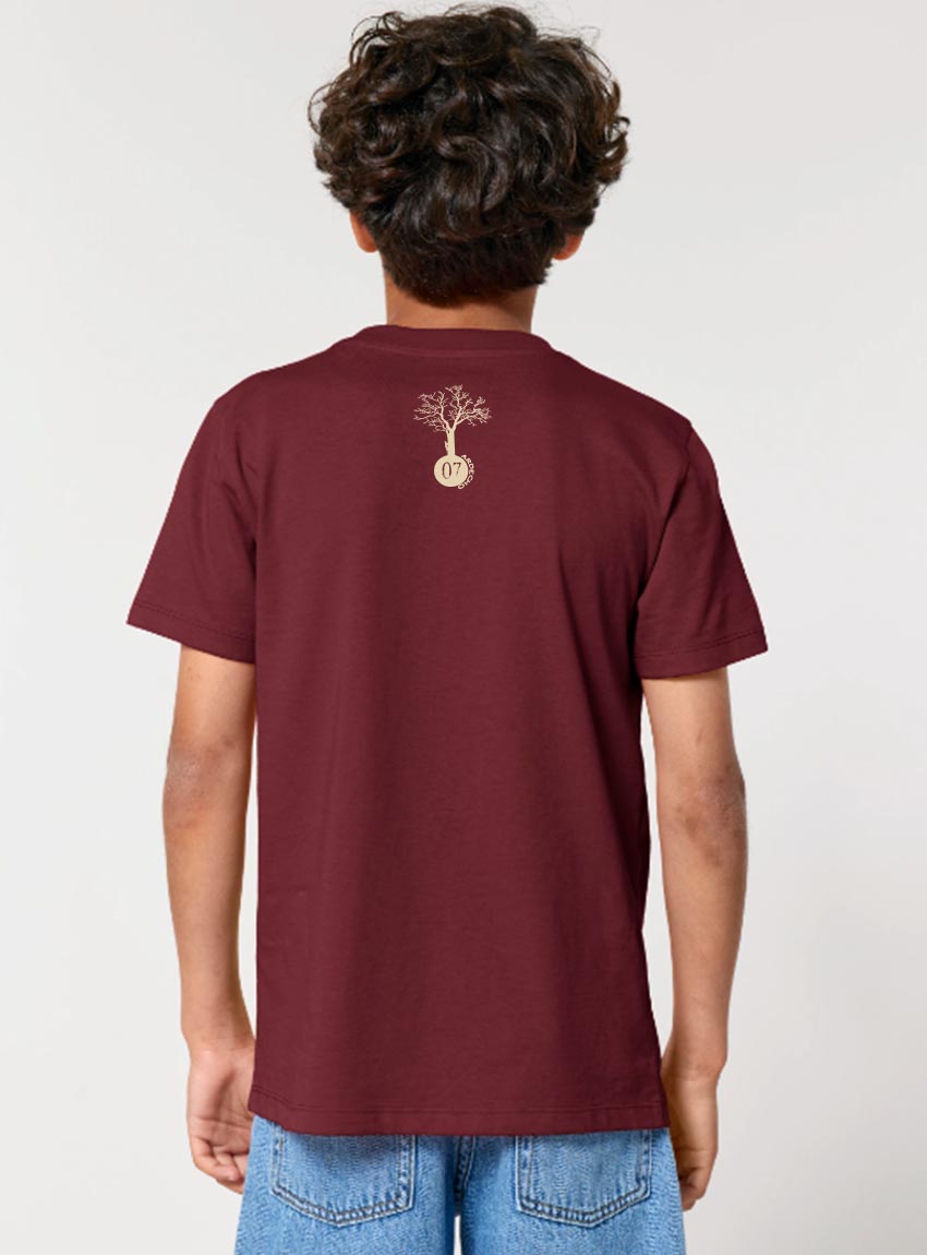 Tshirt enfant manche courte en coton biologique. De couleur bordeau vue de dos avec le logo de la marque entre les épaules. La couleur de la sérigraphie est beige.