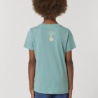 Tshirt enfant manche courte en coton biologique. De couleur turquoise vue de dos avec le logo de la marque entre les épaules. La couleur de la sérigraphie est beige.