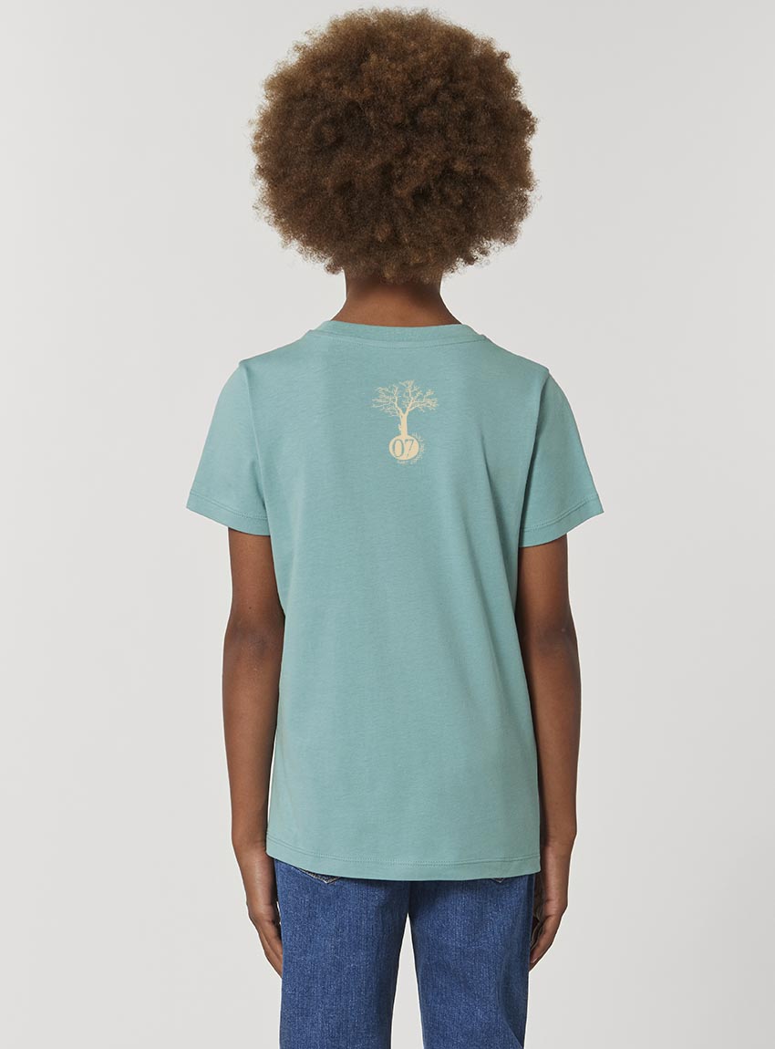 Tshirt enfant manche courte en coton biologique. De couleur turquoise vue de dos avec le logo de la marque entre les épaules. La couleur de la sérigraphie est beige.