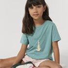 Tshirt enfant manche courte en coton biologique. De couleur turquoise avec le dessin d'une pyramide d'animaux qui essayent d'attraper les étoiles. La couleur de la sérigraphie est beige.