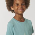 Tshirt enfant manche courte en coton biologique. De couleur turquoise avec le dessin d'une pyramide d'animaux qui essayent d'attraper les étoiles. La couleur de la sérigraphie est beige.