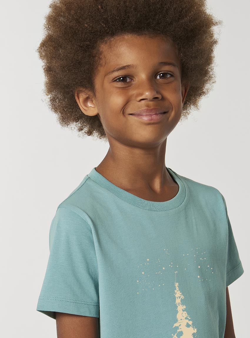 Tshirt enfant manche courte en coton biologique. De couleur turquoise avec le dessin d'une pyramide d'animaux qui essayent d'attraper les étoiles. La couleur de la sérigraphie est beige.