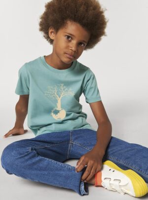 Tshirt enfant manche courte en coton biologique. De couleur turquoise avec le dessin d'un arbre sur une planète avec l'inscription save the world. La couleur de la sérigraphie est beige.