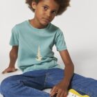 Tshirt enfant manche courte en coton biologique. De couleur turquoise avec le dessin d'une pyramide d'animaux qui essayent d'attraper les étoiles. La couleur de la sérigraphie est beige.