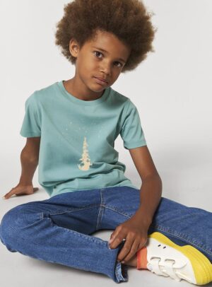 Tshirt enfant manche courte en coton biologique. De couleur turquoise avec le dessin d'une pyramide d'animaux qui essayent d'attraper les étoiles. La couleur de la sérigraphie est beige.