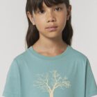 Tshirt enfant manche courte en coton biologique. De couleur turquoise avec le dessin d'un arbre sur une planète avec l'inscription save the world. La couleur de la sérigraphie est beige.