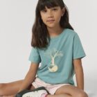 Tshirt enfant manche courte en coton biologique. De couleur turquoise avec le dessin d'un arbre sur une planète avec l'inscription save the world. La couleur de la sérigraphie est beige.