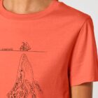 Tshirt femme manche courte de coton biologique couleur corail avec dessin d'une baleine avec motifs polynésiens et la sérigraphie de couleur marron.