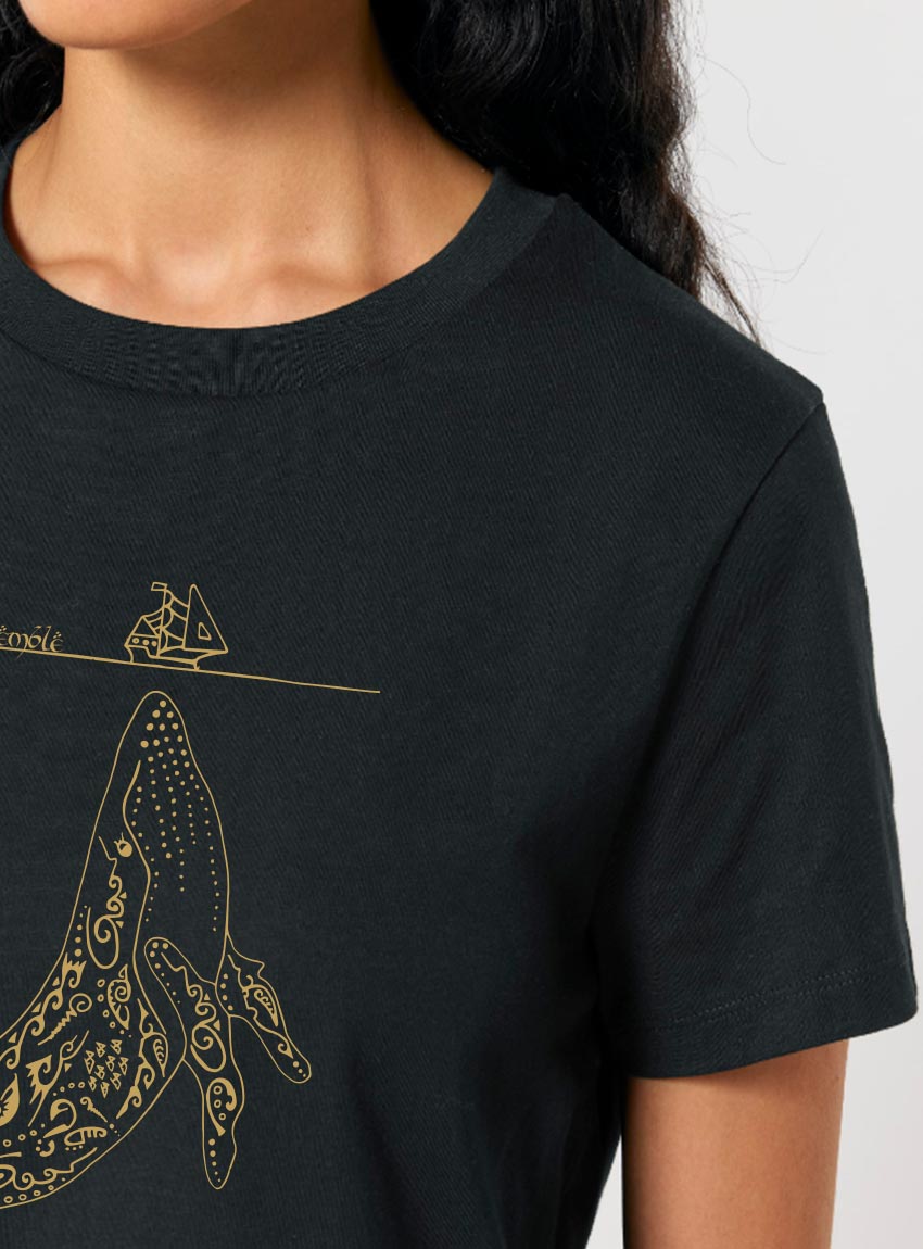 Tshirt femme manche courte de coton biologique couleur noir avec dessin d'une baleine avec motifs polynésiens et la sérigraphie de couleur doré.