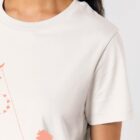 Tshirt femme manche courte de coton biologique couleur beige avec dessin d'une lune et d'un cerf volant et la sérigraphie de couleur pêche.