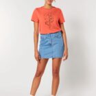 Tshirt femme manche courte en coton biologique corail avec le dessin d'un lion de sérigraphie marron.