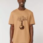 Tshirt homme manche courte couleur noisette avec le dessin d'un arbre sur une planète et sérigraphie de couleur marron.