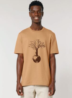 Tshirt homme manche courte couleur noisette avec le dessin d'un arbre sur une planète et sérigraphie de couleur marron.