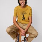 Tshirt homme manche courte couleur ocre avec le dessin d'un arbre sur une planète et sérigraphie de couleur noir.