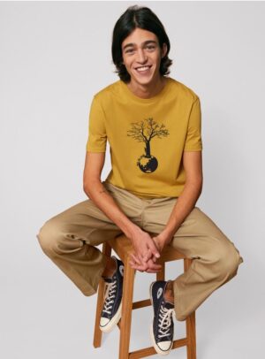 Tshirt homme manche courte couleur ocre avec le dessin d'un arbre sur une planète et sérigraphie de couleur noir.